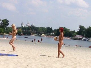Los nudistas adolescentes calientes hacen esta playa desnuda incluso más caliente