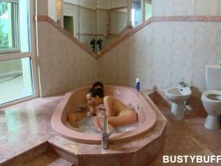 Adolescente busty ama el sexo del cuarto de baño