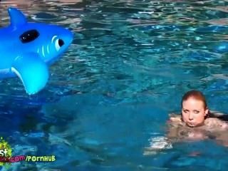 Espiar a los vecinos desnudo hija nadando desnudo y jugando en la piscina