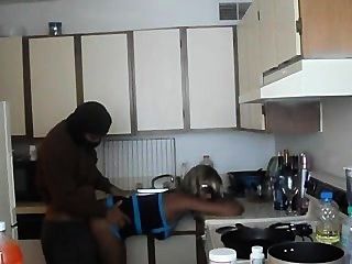 Caliente chica negra follada en la cocina