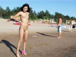 Ver las tetas en el agua de este adolescente nudista