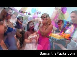 Samantha santa celebra su cumpleaños con una orgía loca