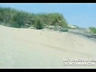 Rubia desnuda follada en la playa