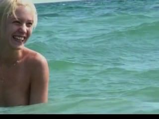 Culo nudista desnudo adolescente adolescente en la playa pública