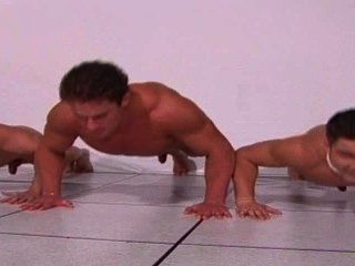 Manly modelos musculares haciendo push ups desnudo