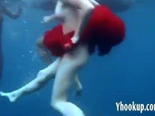 3 chicas stripping en el mar agradable yhookup_c