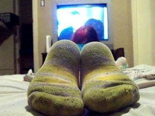 Viendo tv en calcetines sucios