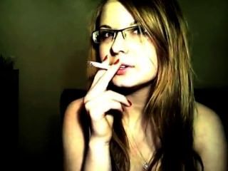Bonita niña polaca fumar y hablar