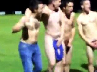 Equipo de rugby se desnuda en el campo después de una victoria para mostrar el espíritu de equipo