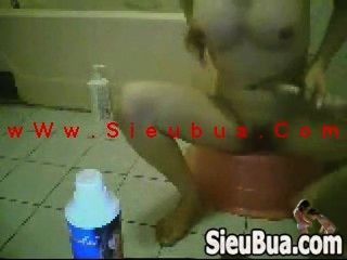 Chica tailandesa bla y consolador en el baño