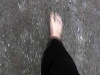 Descalzo chica caminando en la ciudad 1