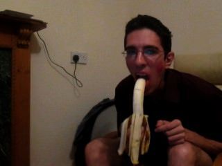 Faggot comiendo plátano
