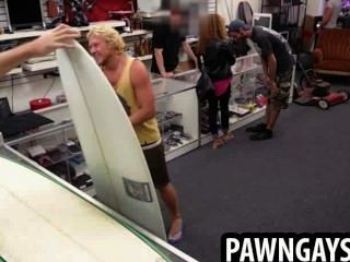 Surfer hunk trata de hacer un trato en la tienda de empeño
