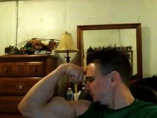 ¡El bodybuilder tony de d que dobla la presentación que muestra apagado su bíceps destacado asombroso!