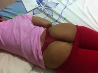 Mujer durmiente tanga roja