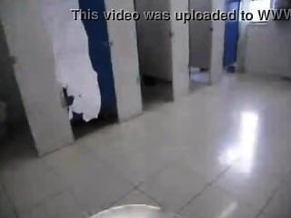 Chupar hombre traje en baño público