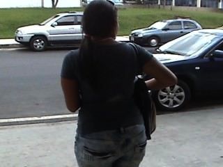 Culo grande chica latina caminando por la calle