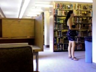 Desnudo en la biblioteca