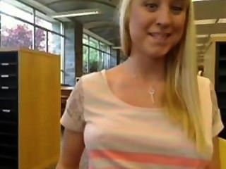 Mi novia rubia con webcam de la biblioteca pública.
