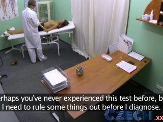 Médico checo hace paciente sexy con tetas asombrosas chorros por primera vez