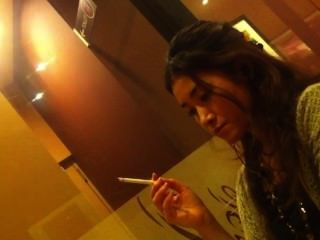 Fumando niña asiática