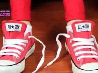 Calcetines blancos atractivos y zapatos rojos