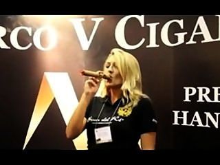 Hermosa mujer fumando un marco v rey en ipcpr 2012
