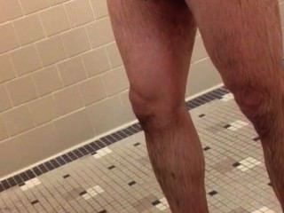 Caliente marrón gallo en el gimnasio duchas