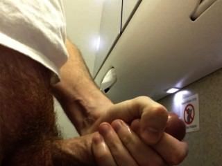Cumming en el baño del avión