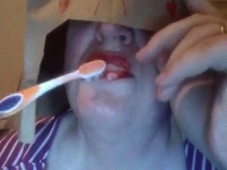 Mujer pixie cepillos sus dientes con cum