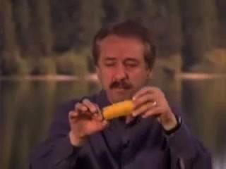 El hombre juega con el plátano y se mete el contenido en la cara