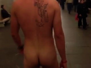 Caminando desnudo en la estación de tren