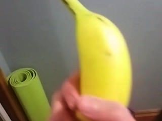 Adolescente acaricia banana