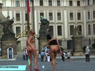 Leonelle y laura desnuda en las calles públicas