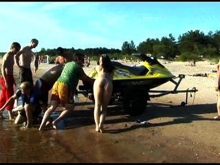 Este adolescente nudista tiras desnudo en una playa pública