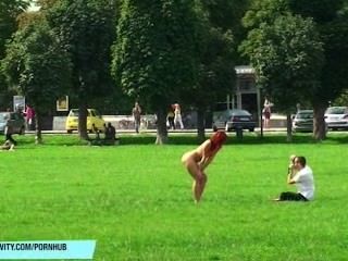 Dulce pelirroja babe kety desnudo en las calles públicas