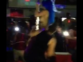 Stripper obtener su coño comido por las mujeres saltando en el escenario