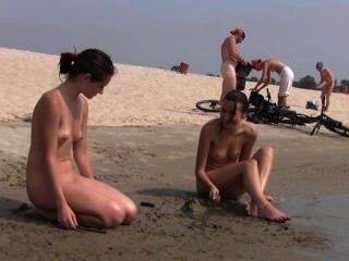 Playa nudista trae lo mejor de dos adolescentes calientes