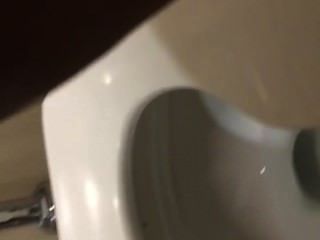 Videos de la esposa se peeing en el trabajo.Ella accidentalmente pees en sus pantalones!