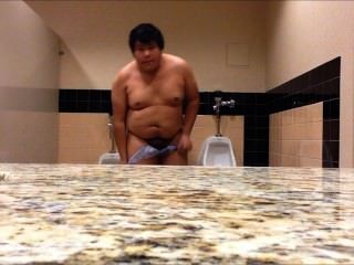 Chubby boy completamente desnudo en baño público