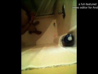 Adolescente masturbándose en la ducha