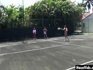 Niñas universitarias desnudas en pista de tenis