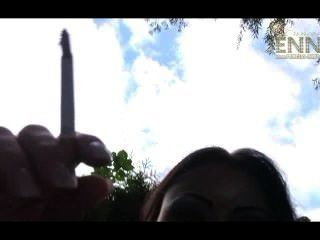 Jenny fumar al aire libre