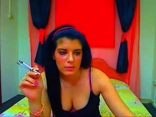 Webcam chica fumar 2 cigarrillos a la vez # 2