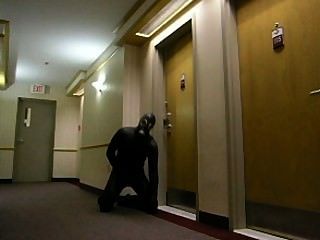 Horny Frogman se mete en el hotel y entra en una habitación de hotel